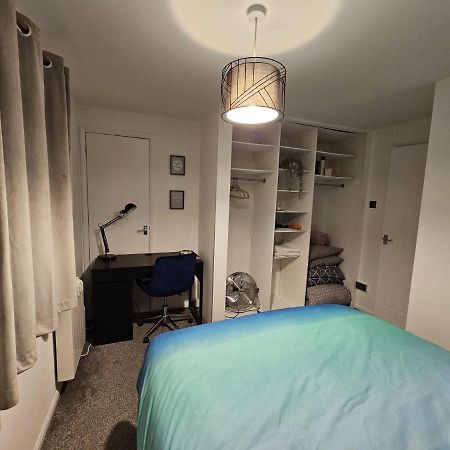 Entire Spacious Modern One Bedroom House Суиндон Экстерьер фото