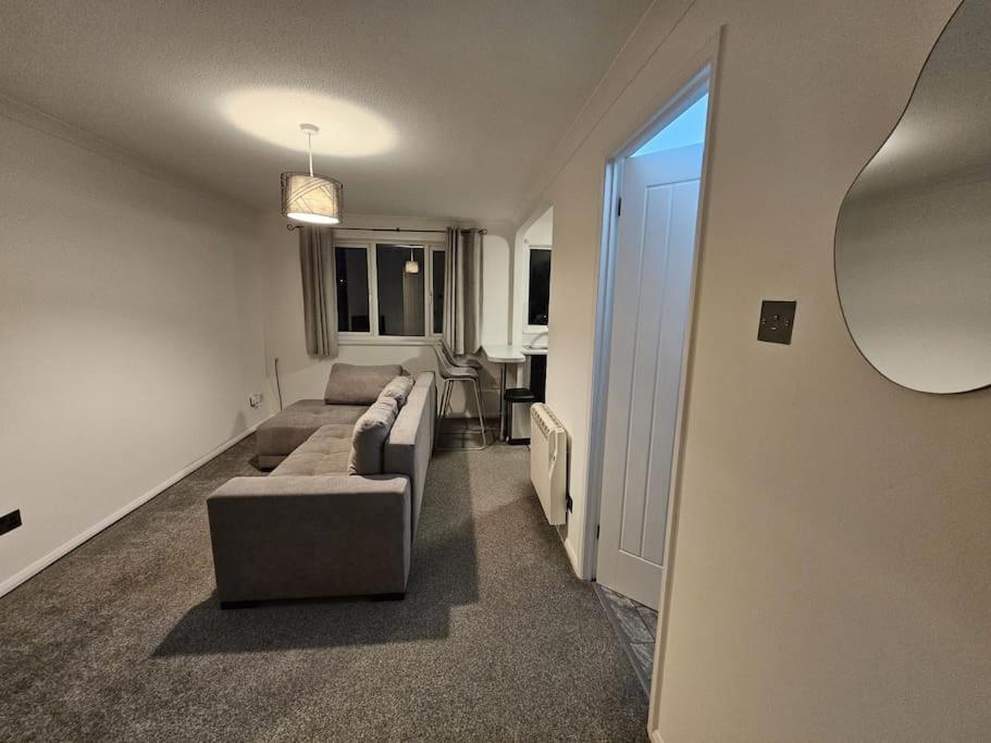 Entire Spacious Modern One Bedroom House Суиндон Экстерьер фото