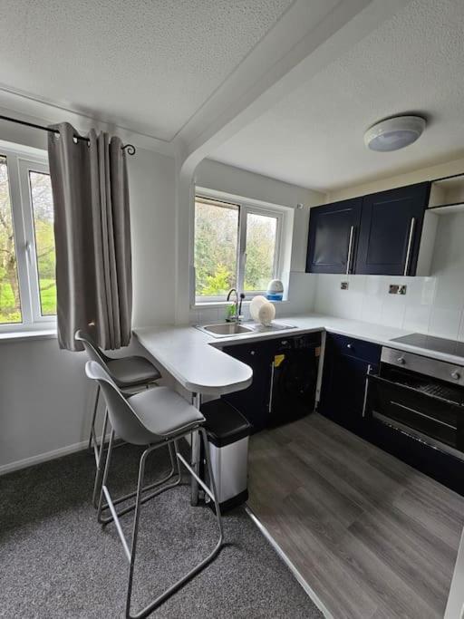 Entire Spacious Modern One Bedroom House Суиндон Экстерьер фото
