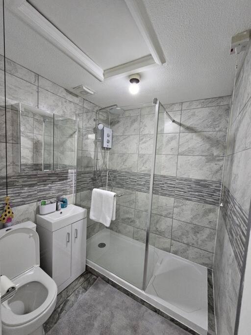 Entire Spacious Modern One Bedroom House Суиндон Экстерьер фото
