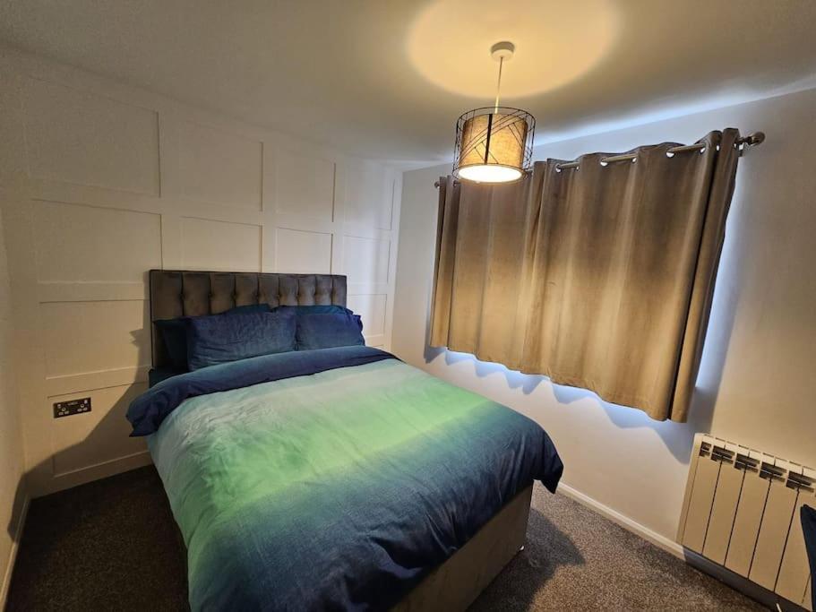 Entire Spacious Modern One Bedroom House Суиндон Экстерьер фото