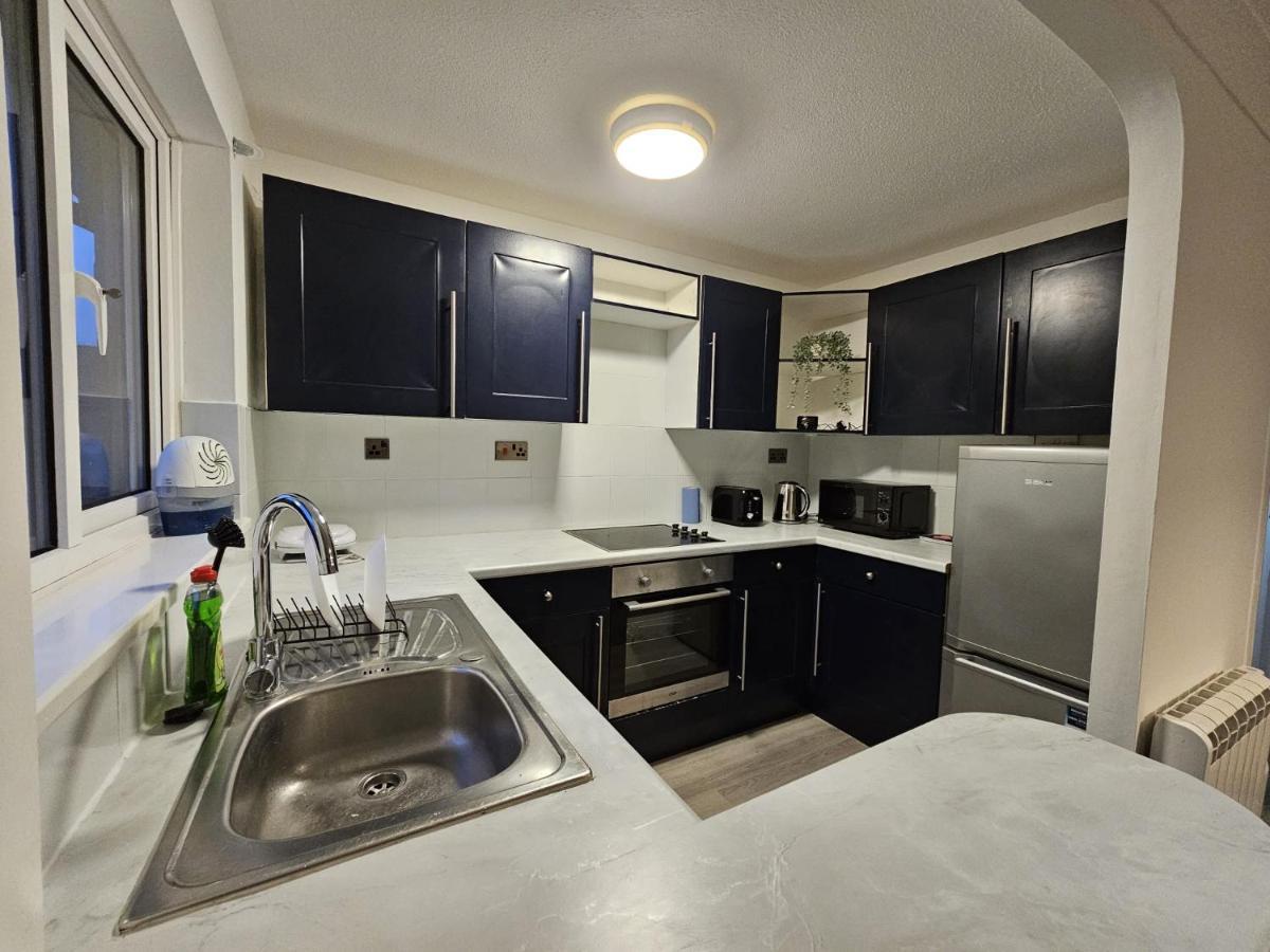 Entire Spacious Modern One Bedroom House Суиндон Экстерьер фото