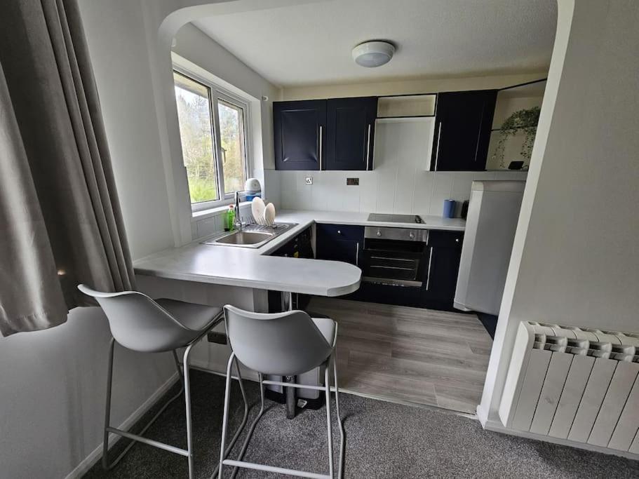 Entire Spacious Modern One Bedroom House Суиндон Экстерьер фото